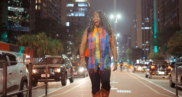 People enjoying food and drinks at an outdoor restaurant in São Paulo.